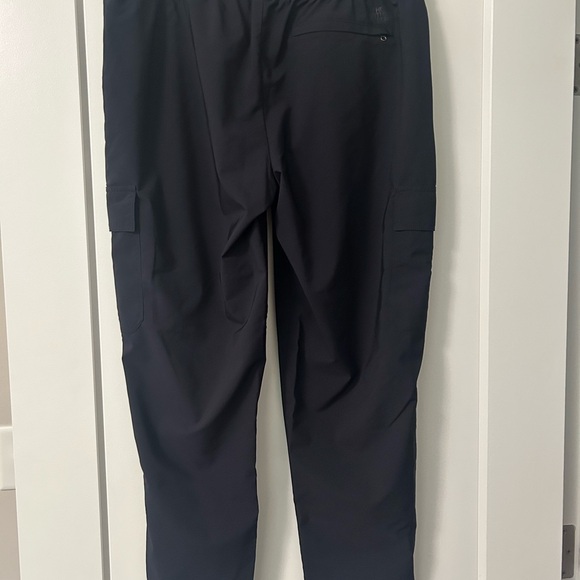 The North Face Women’s Navy Cargo Pants - Picture 2 of 5